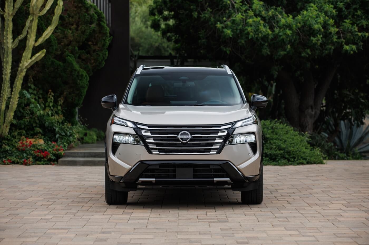Vue avant du Nissan Rogue 2026 à l'extérieur.