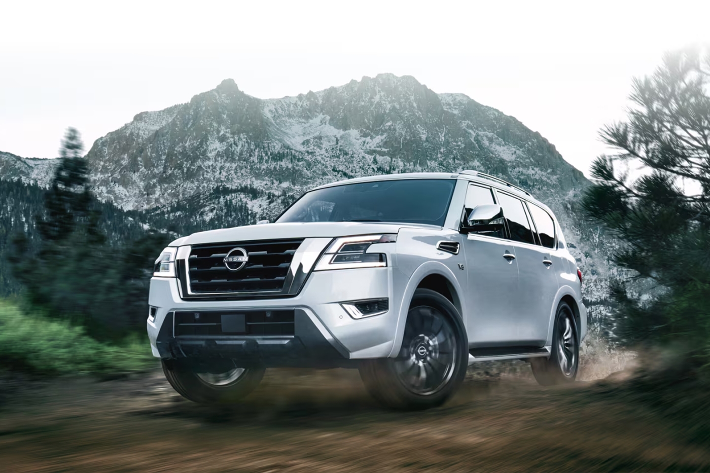 Vue 3/4 avant et latérale du Nissan Armada 2026 en puissance sur une sentier escarpé