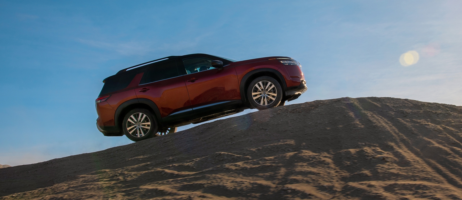 Nissan Pathfinder 2025 montant une montagne de sable