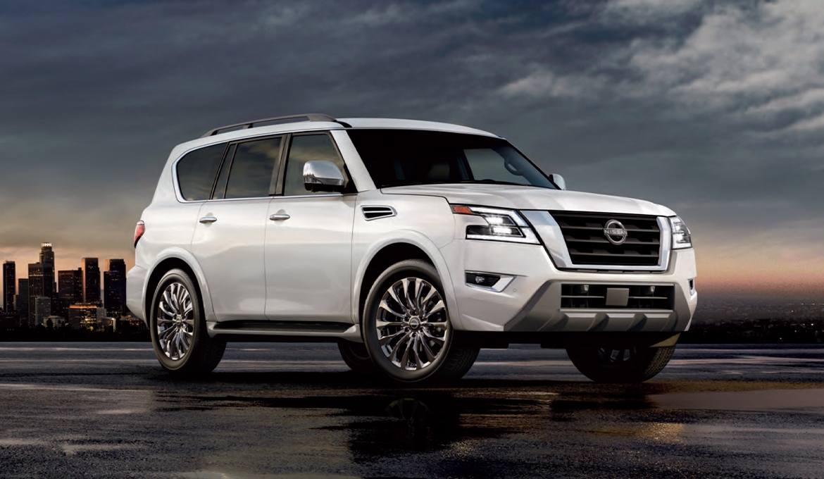 Vue 3/4 avant et latérale du Nissan Armada 2026 avec vue sur ville en soirée