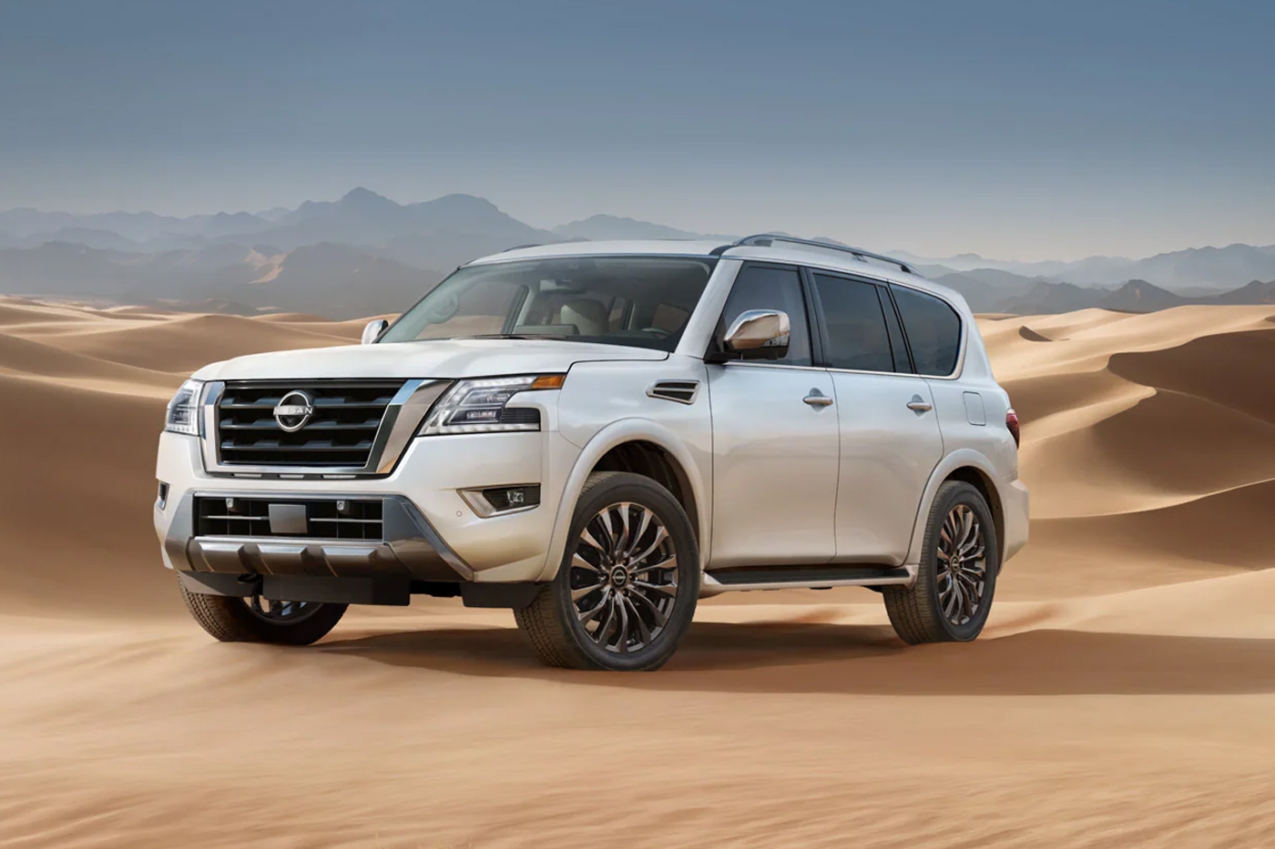 Vue 3/4 avant et latérale du Nissan Armada 2026 traversant un désert