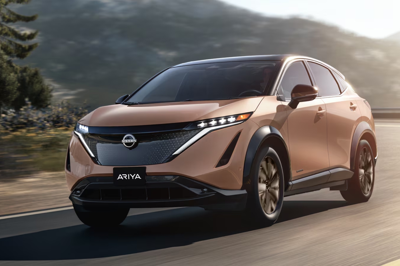 Vue 3/4 avant et latérale de la Nissan Ariya 2025 sur route en pleine puissance