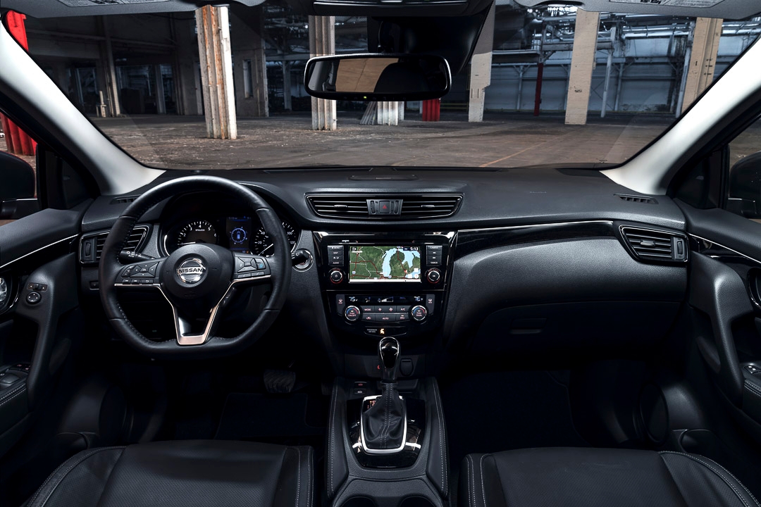 Grande vue sur le tableau de bord du Nissan Qashqai.