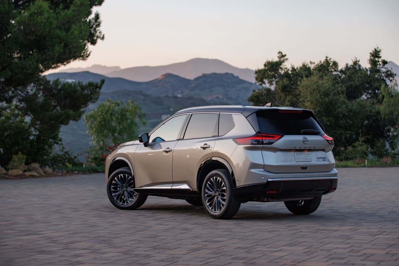 Le Nissan Rogue stationné face aux montagnes.