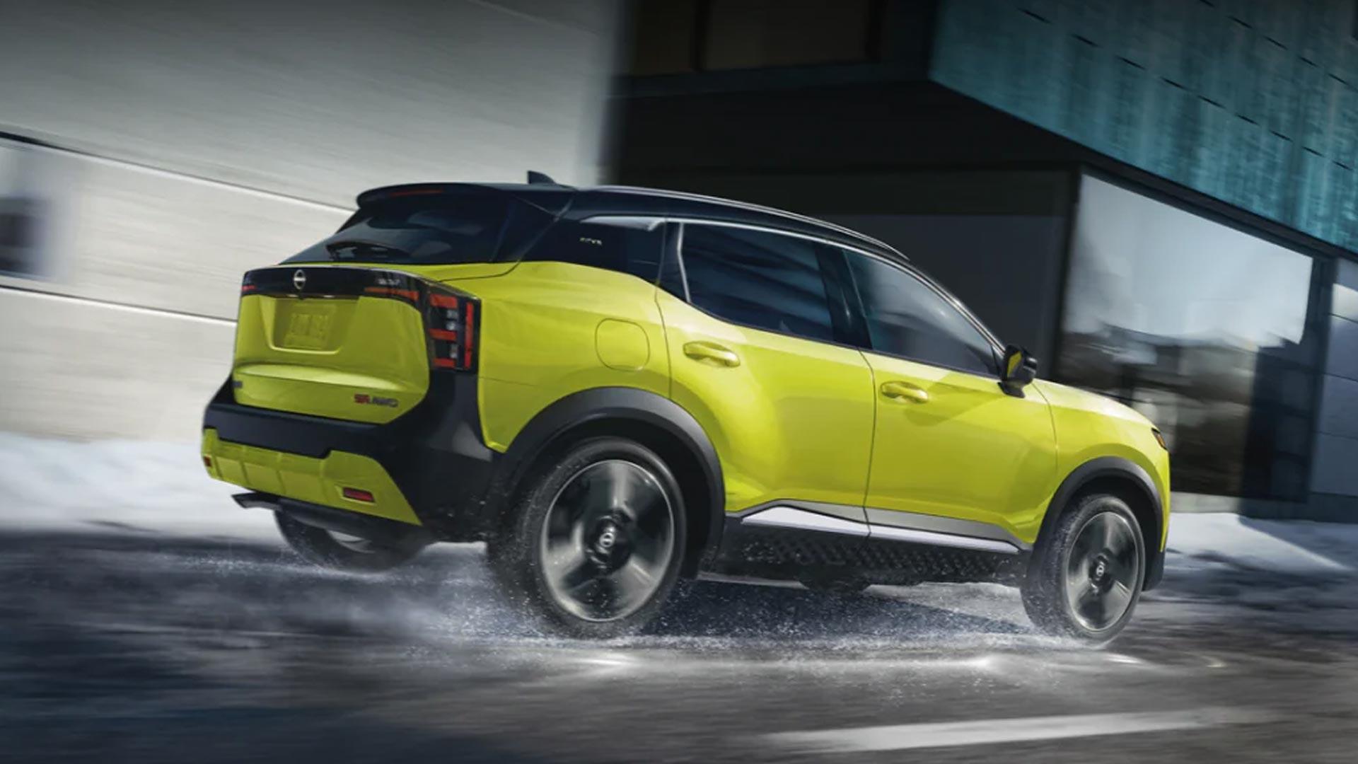 Vue 3/4 arrière du Nissan Kicks 2025 roulant sur un chaussée mouillée.