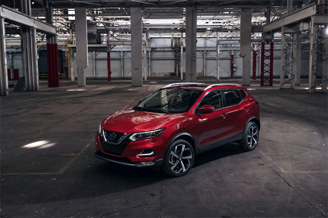 Le Nissan Qashqai stationné dans un hangar.